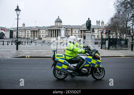 WESTMINSTER LONDON, GROSSBRITANNIEN 26. JANUAR 2021. Trafalgar Square ist unheimlich ruhig während der dritten nationalen Sperre an dem Tag, an dem Großbritannien 100,000 Todesfälle durch Coronavirus nach Regierungsangaben passiert. Kredit: amer ghazzal/Alamy Live Nachrichten Stockfoto