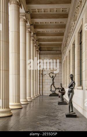 Moskau, Russland - 26. Januar 2021: Das Puschkin Museum of Fine Arts ist das größte Museum für europäische Kunst in Moskau. Architektonisches Detail der ionischen Ordnungssäulen Stockfoto