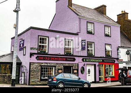 Dingle, County Kerry, Irland. April 2016. Uralt trifft modern mit altem irischem Geschäft in Dingle, Grafschaft Kerry, Irland. Stockfoto