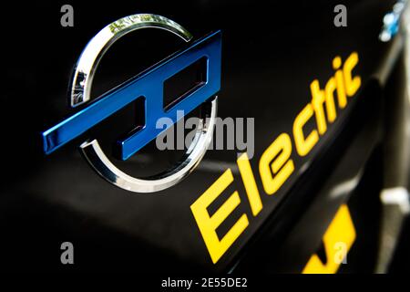 Nahaufnahme des Elektroauto-Abzeichens und des Schreibens "Electric" Stockfoto