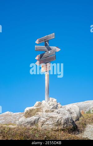 Wegweiser auf dem berühmten Strudelkopf-Wanderweg in den Nationalparks Fanes-Sennes-Prags, in den magischen Dolomiten und in der Nähe des Nationalparks drei Zinnen Stockfoto