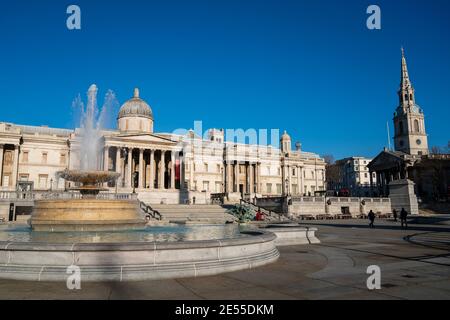 Brunnen vor der National Gallery am Trafalgar Square, London, Großbritannien Stockfoto