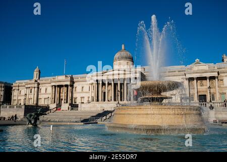 Brunnen vor der National Gallery am Trafalgar Square, London, Großbritannien Stockfoto