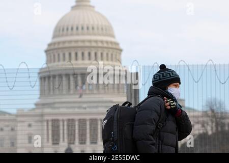 Peking, USA. Januar 2021. Ein Mann, der eine Gesichtsmaske trägt, geht am US-Kapitolgebäude in Washington, DC, die Vereinigten Staaten, Jan. 24, 2021 vorbei. UM MIT DEN XINHUA SCHLAGZEILEN VON JAN ZU GEHEN. 27, 2021 Quelle: Aaron Schwartz/Xinhua/Alamy Live News Stockfoto