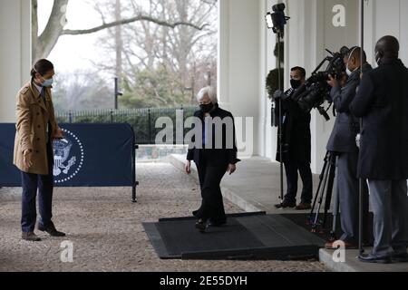 Janet Yellen kommt, um von US-Vizepräsident Kamala Harris vereidigt zu werden, um Finanzminister im Weißen Haus in Washington am 26. Januar 2021 zu sein. Foto von Yuri Gripas/ABACAPRESS.COM Stockfoto