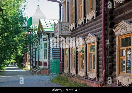 Straße mit traditionellen verzierten Holzhäusern in der Stadt Tomsk, Oblast Tomsk, Sibirien, Russland Stockfoto