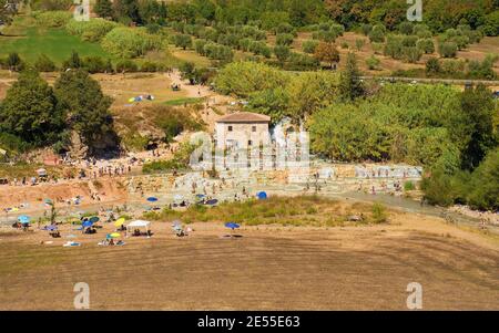 Saturnia, Italien - 5. September 2020. Touristen und Einheimische baden im heißen Schwefelthermalwasser von Saturnia in der Nähe von Manciano in der Provinz Grosseto, Toskana Stockfoto