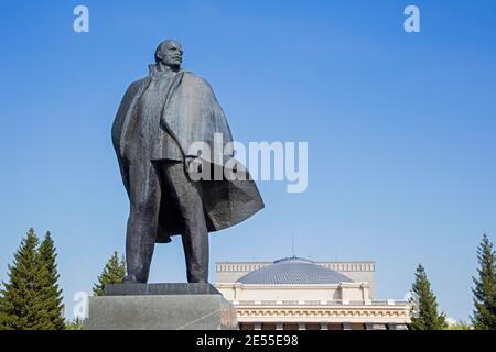 Lenin-Statue vor dem Opern- und Balletttheater Nowosibirsk im Stadtzentrum von Nowosibirsk, im Gebiet Nowosibirsk, im Südwesten Sibiriens, in Russland Stockfoto