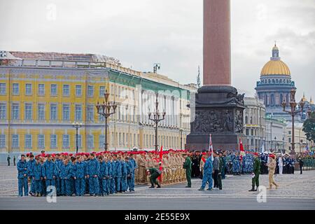 Militärparade der russischen Kadetten vor der Eremitage am Palastplatz in der Stadt Sankt Petersburg, Russland Stockfoto