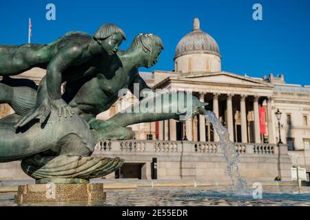 Brunnenskulptur vor der National Gallery am Trafalgar Square, London, Großbritannien Stockfoto