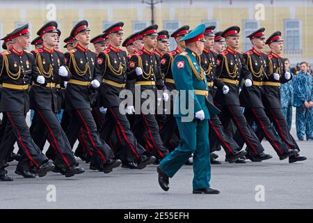 Militärparade der russischen Kadetten am Palastplatz in der Stadt Sankt Petersburg, Russland Stockfoto