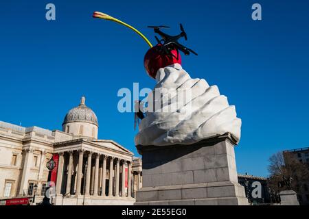 Kunstarbeiten Skulptur von Cremefliege und Drohne vor der National Gallery in Trafalgar Square, London, Großbritannien Stockfoto