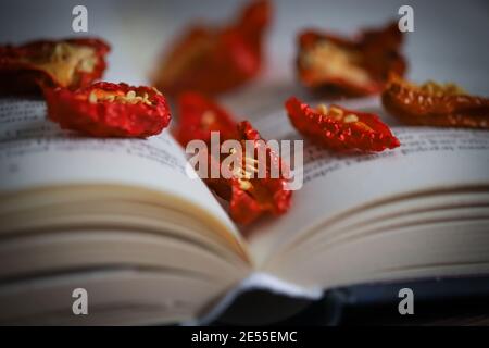 Buch mit roten Chilischoten öffnen Stockfoto