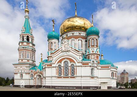 Die farbenfrohe Dormition Kathedrale in Omsk, eine der größten Kirchen in Sibirien mit russischen und byzantinischen mittelalterlichen architektonischen Elementen, Russland Stockfoto