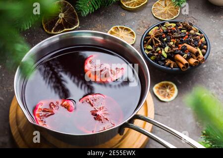 Tannenbaum spiegelt sich in heißer Weinoberfläche Stockfoto