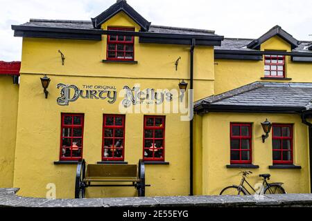Bunratty, County Clare, Irland. April 2016. Uralt trifft modern mit altem irischem Geschäft in Bunratty, Grafschaft Clare, Irland. Stockfoto