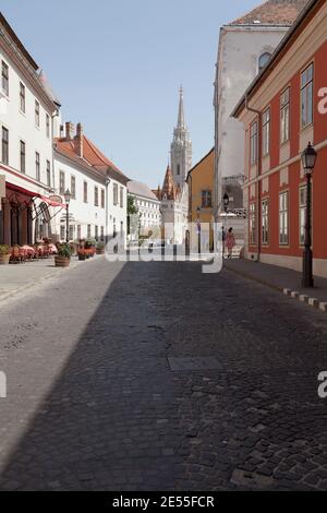 Budapest, Ungarn - 19. Juli 2012: Berühmte spätgotische Matthias Kirche oder Matyas Templom, in der Ferne von Fortuna Straße gesehen, in der Burg distr Stockfoto