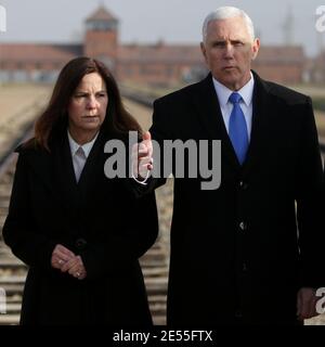 Oswiecim, Polen - 18. Februar 2019: Mike Pence, Vizepräsident der Vereinigten Staaten, besucht das ehemalige Nazi-Konzentrationslager Auschwitz-Birkenau. Stockfoto