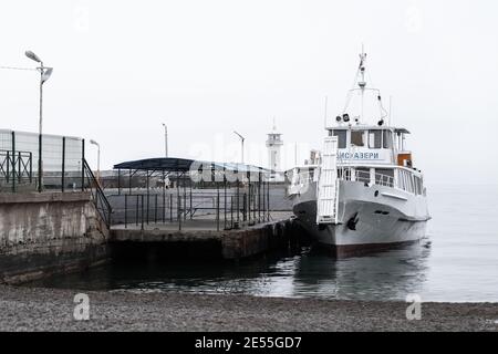 Jalta, Krim - 8. Mai 2018: Küstenansicht des Hafens von Jalta. Das Passagierboot Discovery liegt am Kai Stockfoto