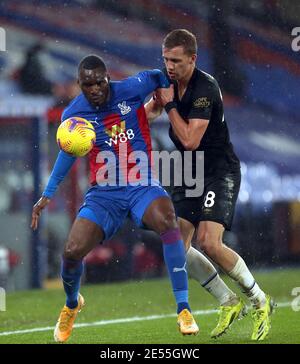 Christian Benteke (links) von Crystal Palace und Tomas Soucek von West Ham United kämpfen während des Premier League-Spiels im Selhurst Park, London, um den Ball. Bilddatum: Dienstag, 26. Januar 2021. Stockfoto