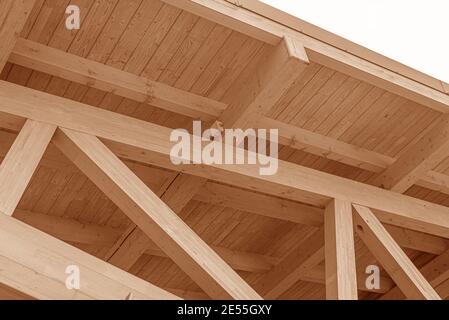 Dachkonstruktion aus Holz. Dach aus verleimtem Schichtholz. Stockfoto