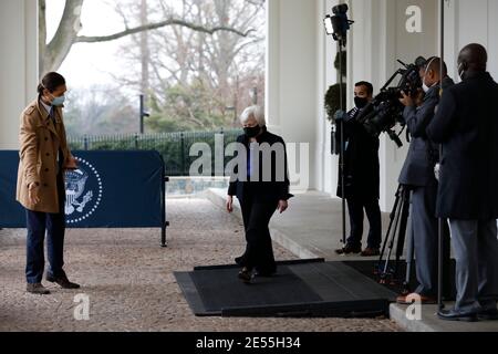 Janet Yellen wird am 26. Januar 2021 von der US-Vizepräsidentin Kamala Harris als Finanzsekretärin im Weißen Haus in Washington vereidigt.Quelle: Yuri Gripas/Pool via CNP (Nutzung weltweit) Stockfoto