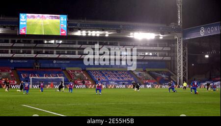 Die Spieler beider Mannschaften treten beim Premier League-Spiel im Selhurst Park, London, ein Knie an, um die Black Lives Matter Bewegung zu unterstützen. Bilddatum: Dienstag, 26. Januar 2021. Stockfoto