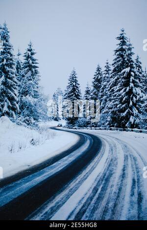 Sichere Heimfahrt nach langanhaltendem Schneesturm Stockfoto