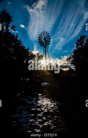 Vintage Windmühle Silhouetten gegen einen blauen Himmel und Cirrus Wolken. Stockfoto