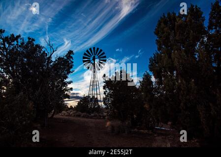 Vintage Windmühle Silhouetten gegen einen blauen Himmel und Cirrus Wolken. Stockfoto