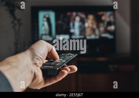 Die Hand eines Mannes zappt im Fernsehen Stockfoto