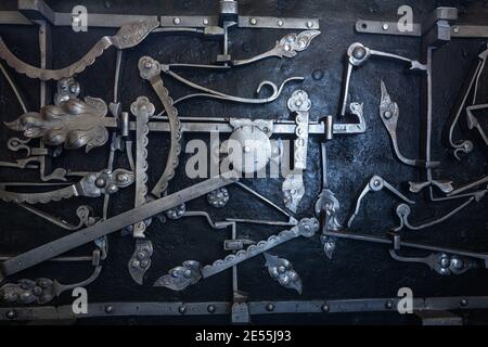 Schlossmechanismus von innen auf einem historischen Tresorraum - Sehr komplexer und schöner Apparat Stockfoto