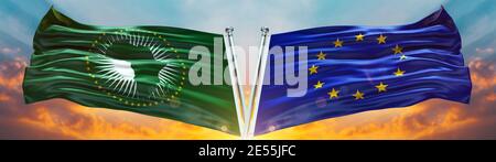 Flagge der Europäischen Union und Flagge der Afrikanischen Union winken mit Textur Himmel Wolke und Sonnenuntergang Doppelte Flagge Stockfoto