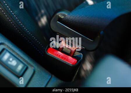 Nahaufnahme eines Sicherheitsgurtschnallens mit Fokus Auf DER BESCHRIFTUNG DER PRESSE Stockfoto