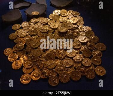 Der Didcot Hort seltener römischer Goldmünzen Ashmolean Museum, Museum für Kunst und Archäologie der Universität Oxford, Oxford UK. Stockfoto