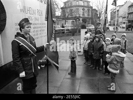 15. September 1983, Sachsen, Delitzsch: Kindergartenkinder und Pioniere stehen im September 1983 am Wilhelm-Pieck-Denkmal in Delitzsch. Das genaue Datum des Fotos ist nicht bekannt. Foto: Volkmar Heinz/dpa-Zentralbild/ZB Stockfoto