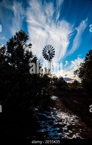 Vintage Windmühle Silhouetten gegen einen blauen Himmel und Cirrus Wolken. Stockfoto