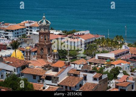 Die Kirche unserer Lieben Frau von Guadalupe und der hauptplatz in Puerto Vallarta, Jalisco, Mexiko. Stockfoto