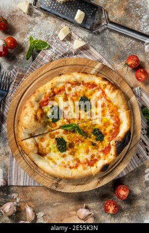 Italienische Pizza margarita mit Pesto-Sauce. Stockfoto