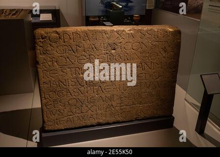 Der Odda-Stein, Kalkstein, mit angelsächsischer lateinischer Inschrift, Ashmolean Museum, Oxford UK. Stockfoto