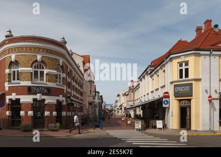 PARNU, ESTLAND - 02. AUGUST 2020: Blick auf die Straße in der Altstadt. Sonniger Tag. Stockfoto