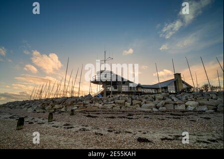 Clubhaus des Hayling Island Segelklubs, vom Strand in der Dämmerung gesehen. Stockfoto