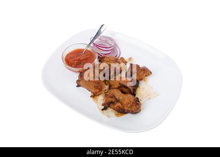 Gebratenes Schweinefleisch auf einem Pitta Brot und Sauce. Dieser ist in einem weißen Hintergrund isoliert. Nahaufnahme. Stockfoto