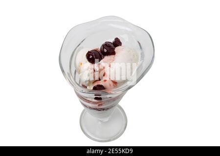 Eis mit der Kirschmarmelade in einer Glasschüssel. Dieser ist in einem weißen Hintergrund isoliert. Nahaufnahme. Stockfoto