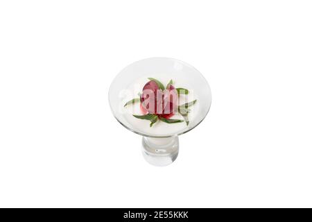 Panakota verziert mit Trauben und Minzblättern. Dieser ist in einem weißen Hintergrund isoliert. Nahaufnahme. Stockfoto