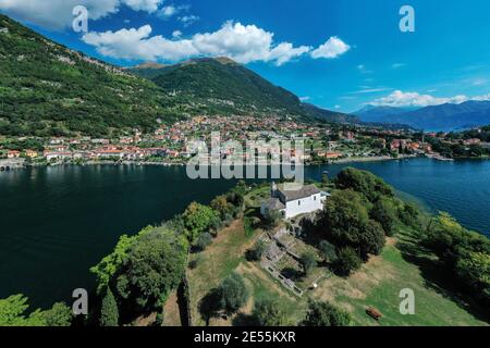 Luftaufnahme der Insel Comacina und der Stadt Ossuccio während eines Sommermorgens, Comer See, Lombardei, Norditalien. Stockfoto