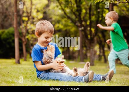 Harmonisches Kinderleben mit einem vierbeinigen Freund Stockfoto