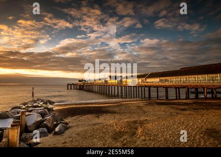 Southwold pier spiegelt die Morgensonne. Stockfoto