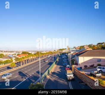Nelson Mandela Boulevard- Kapstadt, Südafrika - 25-01-2021 Seitenansicht Boulevard am späten Nachmittag. Sonnenuntergang über Kapstadt. Stockfoto