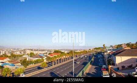 Nelson Mandela Boulevard- Kapstadt, Südafrika - 25-01-2021 Seitenansicht Boulevard am späten Nachmittag. Sonnenuntergang über Kapstadt. Stockfoto